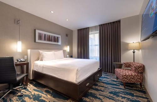 Near North Side Hotel | 2 Charming Units in Trendy River North! Short Drive to Chicago O’Hare Airport!