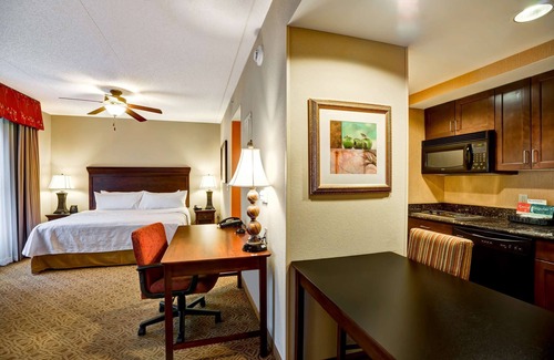 Fredericksburg Wohnung | 2 Connecting Suites with Two Beds and Two Sofabeds at a Full Service Hotel by Suiteness