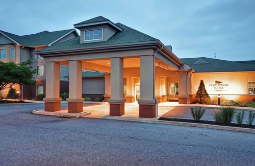 Rohrerstown Wohnung | 2 Connecting Suites with 4 Beds and Two Sofabeds at a Full Service Hotel by Suiteness