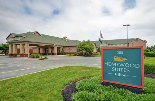 Rohrerstown Wohnung | 2 Connecting Suites with 4 Beds and Two Sofabeds at a Full Service Hotel by Suiteness