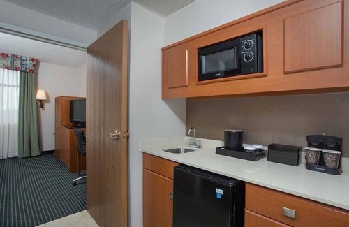 Lexington Hotel | 2 Connecting Suites with Three Beds and Two Sofabeds at a Full Service Hotel by Suiteness