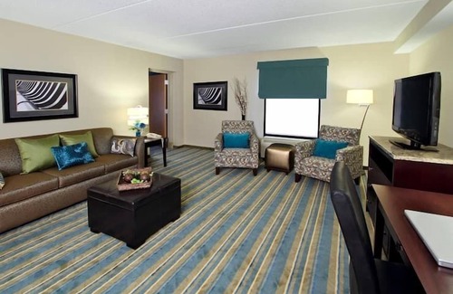 Hagerstown Hotel | 2 Connecting Suites with Three Beds and One Sofabed at a Full Service Hotel by Suiteness