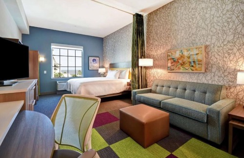 Jekyll Island Hotel | 2 Convenient Units w/ FREE Breakfast, Pets Allowed. Close to Glory Beach!