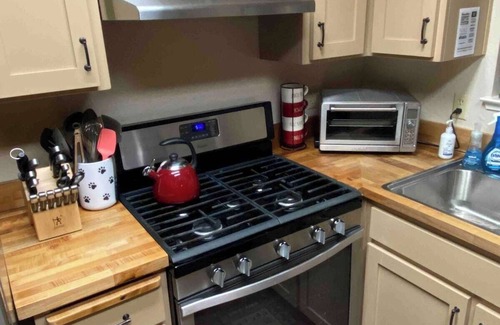 Arnold Kabine | 2 Dog Lodge · 2 Dog Lodge, 4-Season Dog Friendly Cabin + yard