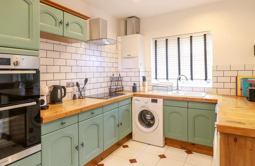 Rocester Hütte | 2 DOVE COTTAGE, family friendly, with a garden in Rocester