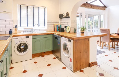 Rocester Hütte | 2 DOVE COTTAGE, family friendly, with a garden in Rocester