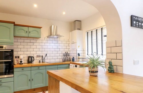 Rocester Hütte | 2 DOVE COTTAGE, family friendly, with a garden in Rocester