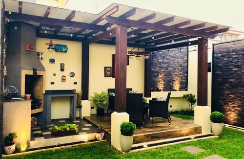 Guacima Haus | 2-floor, 3-bedroom house/AC/ WiFI/10 mins from SJO and 15 mins from Parque Viva.