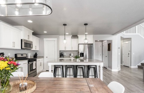 Saratoga Springs Haus | 2 Full Kitchens XL Groups HUGE Fenced Yard & Parks