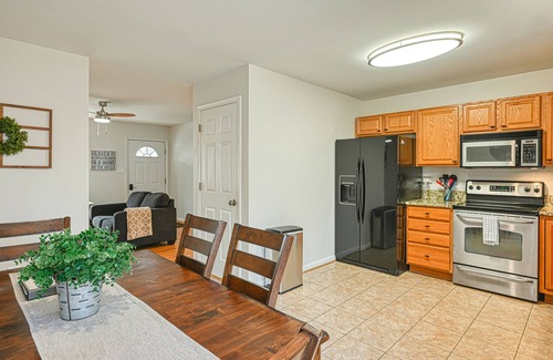 Louisa Haus | Two-level Home w/Shared Dock, Central AC, Private W/D, Ping-Pong Table, WiFi