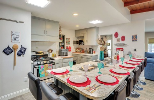 Harbor Haus | 2 Mi to Cal State Long Beach: Bungalow w/ Hot Tub!