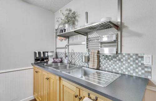 Forest Grove Wohnung | 2 Mi to Dtwn Forest Grove Quiet Studio with Yard