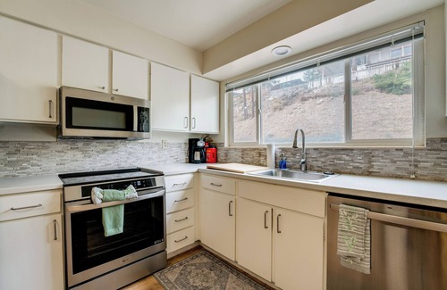 Northeast Reno Haus | 2 Mi to Dtwn Reno & UNR: City-View Townhome!