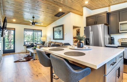 Torreon Haus | 2 Mi to Fool Hollow Lake: Modern Loft w/ Balcony