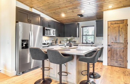 Torreon Haus | 2 Mi to Fool Hollow Lake: Modern Loft w/ Balcony