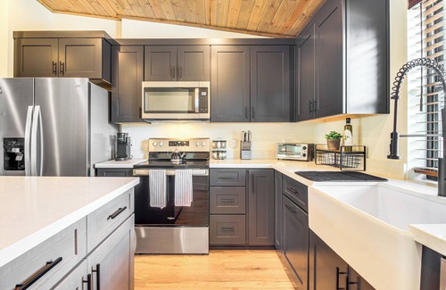 Torreon Haus | 2 Mi to Fool Hollow Lake: Modern Loft w/ Balcony