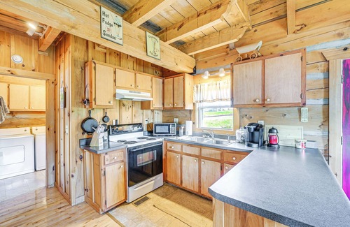 Vesta Kabine | 2 Mi to Mabry Mill: Mtn-View Cabin w/Porch!