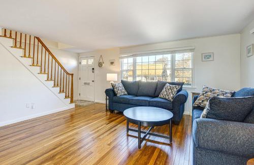 Teaticket Haus | 2 Mi to Main St Falmouth Cape Cod Home