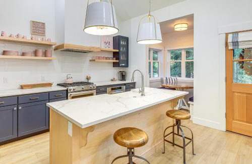 McCall Haus | 2 Mi to Payette Lake Charming Cottage with Hot Tub!