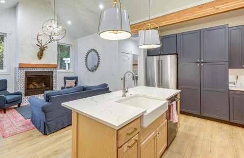 McCall Haus | 2 Mi to Payette Lake Charming Cottage with Hot Tub!