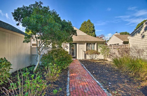 Mews Village Hütte | 2 Mi to South Cape Beach State Park: Home w/ Yard!