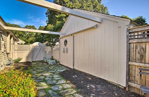 Mews Village Hütte | 2 Mi to South Cape Beach State Park: Home w/ Yard!