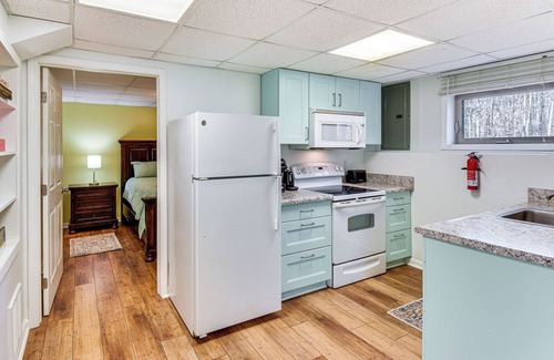 Toccoa Wohnung | 2 Mi to Toccoa Falls: Cozy Getaway w/ Fire Pit!