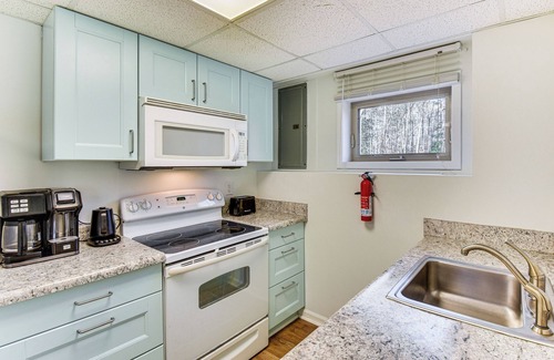 Toccoa Wohnung | 2 Mi to Toccoa Falls: Cozy Getaway w/ Fire Pit!