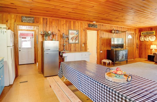 Trinity Center Kabine | < 2 Mi to Trinity Lake: NorCal Getaway w/ BBQ