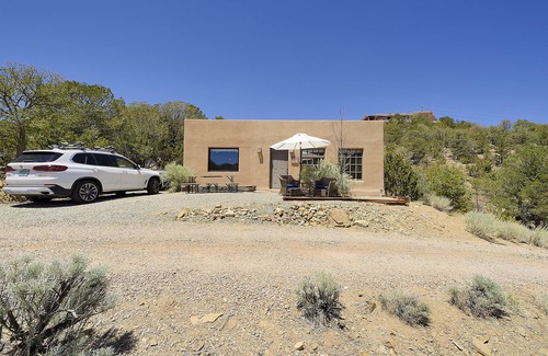 Historic Eastside Hütte | 2 Miles to Canyon Road - Great Mountain Views - Monthly Rental