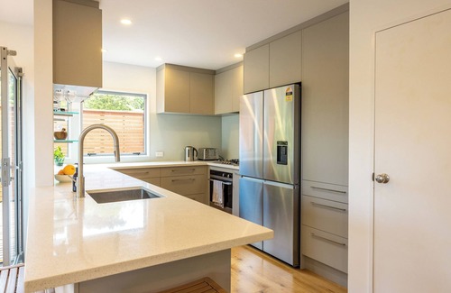 Ostend Haus | 2 minute drive to the beach, 3 minute walk to the pool, spa at the property