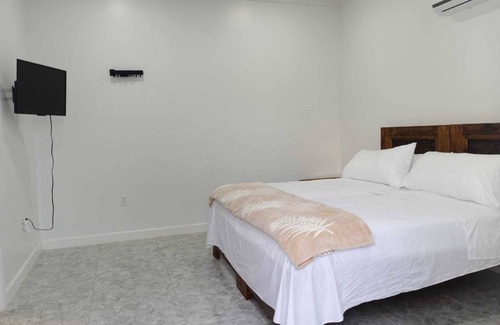 Lubbers Quarters Cay Wohnung | 2 minutes from Downtown 5 minutes from the airport. 2 minutes from ferry