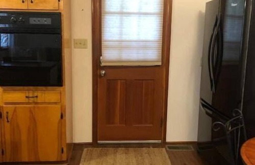 Hiddenite Hütte | 2 minutes from the mine - Comfortable 3 bedroom house loaded with charm.