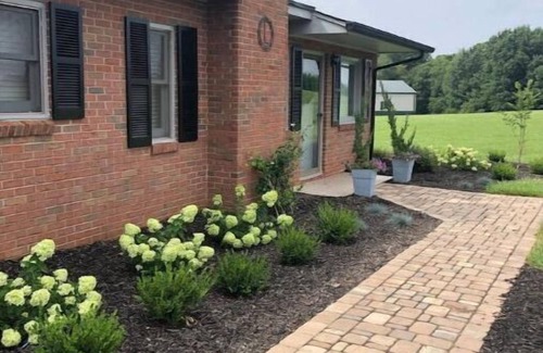 Hiddenite Hütte | 2 minutes from the mine - Comfortable 3 bedroom house loaded with charm.