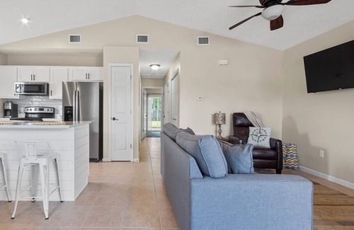 Treasure Cove Haus | 2 Minutes Toes in Sand - Beach - Emerald Waters - Sunsets - Lagoon