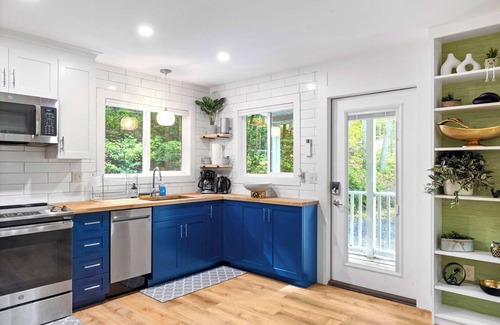 New Market Haus | 2 Modern Cabins: Hot Tub, Fire Pit, Grill, & Wifi!