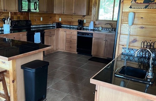 McGaheysville Haus | 2 Primary Suites - Spacious Log Home - Incredible Mountain Views and Location