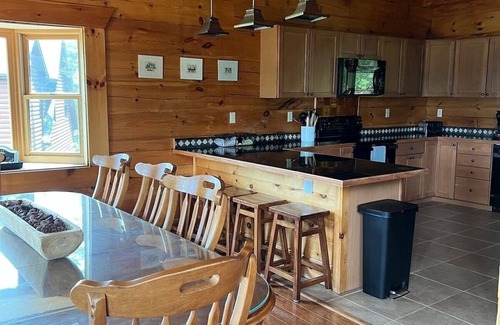 McGaheysville Haus | 2 Primary Suites - Spacious Log Home - Incredible Mountain Views and Location