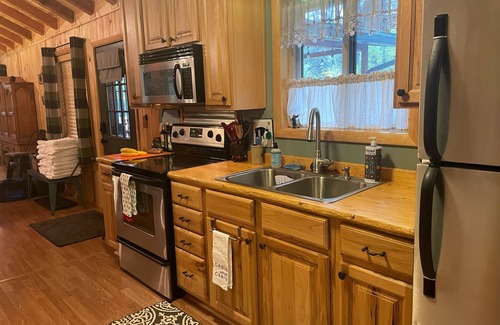 Greer Skihütte | 2 Private Cabins on an Secluded Acre, Walk to Restaurants, Fully Fenced