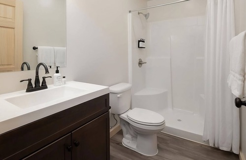 Boardman Hotel | 2 Relaxing Cabins with Kitchens! Outdoor Pool, Pet-friendly and Free Breakfast!