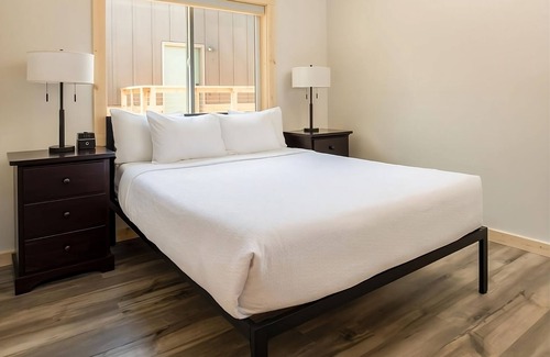 Boardman Hotel | 2 Relaxing Cabins with Kitchens! Outdoor Pool, Pet-friendly and Free Breakfast!