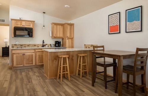 Boardman Hotel | 2 Relaxing Cabins with Kitchens! Outdoor Pool, Pet-friendly and Free Breakfast!