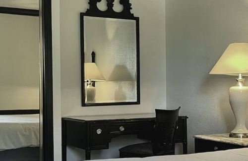 Bay City Hotel | 2 Relaxing Family-Friendly Bay Valley Rooms – Golf, Pool & Scenic Trails