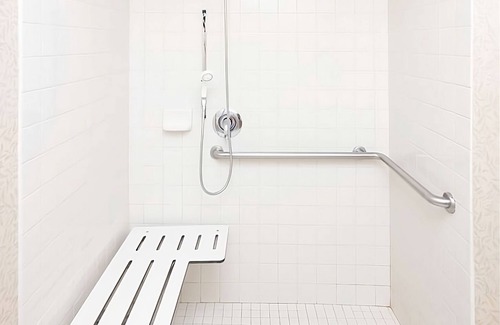 Redding Resort | 2 Relaxing Units! Outdoor Pool, Parking, Pets Allowed, Near River Side Park!