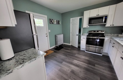 Bangor Haus | 2 story cozy home. Walk to downtown Bangor and Brewer. Safe quiet neighborhood