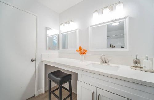 Walnut Wohnung | 2 TVs - Vaulted Ceiling - Private Kitchen & Entrance