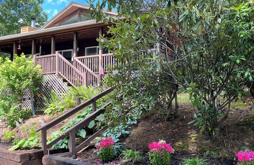 Cullowhee Kabine | 2 Views! Front view of Lake Glenville & back view of Christmas Tree farm!