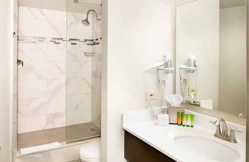 Gateway District Hotel | 2 x Elite 2 Queens at The STRAT Hotel, Casino & Tower