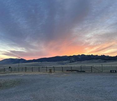 Divide Wohnung | 20 min from Butte, minutes from The Big Hole River