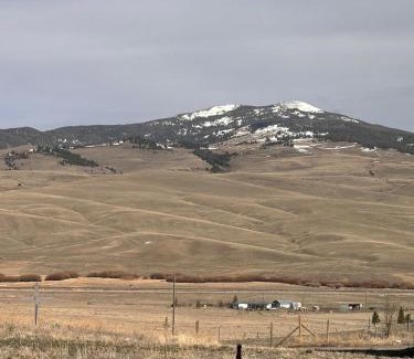 Divide Wohnung | 20 min from Butte, minutes from The Big Hole River